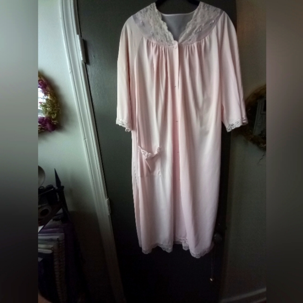 Pale pink Shadowline vintage robe floral detail